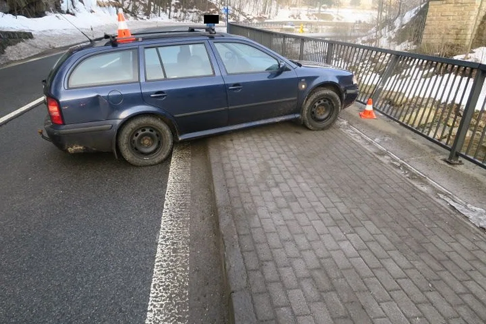 Dostal smyk a před pádem do řeky ho zachránilo zábradlí