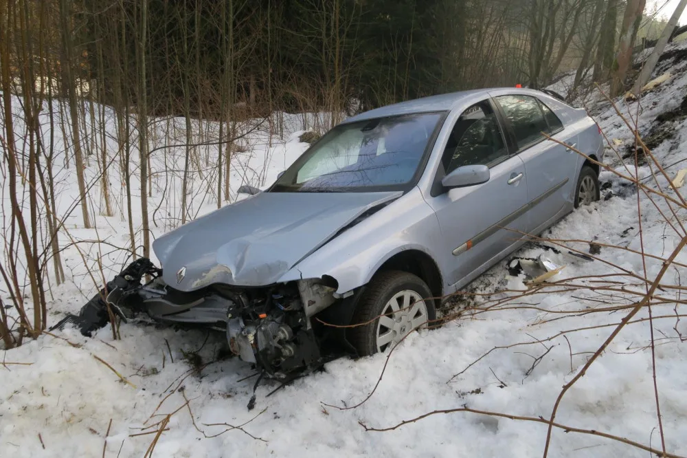 Řidič v Jablonci dostal na mokrém povrchu smyk, skončil ve srázu
