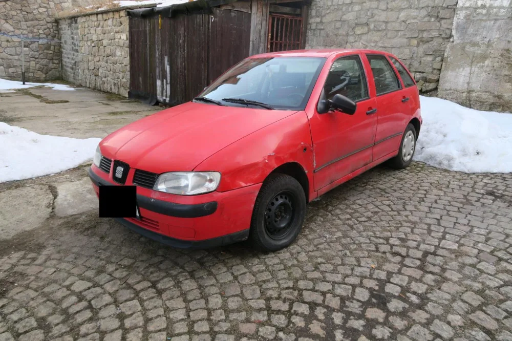 V zatáčce si moc najel a srazil se s protijedoucím vozem. Z místa ujel