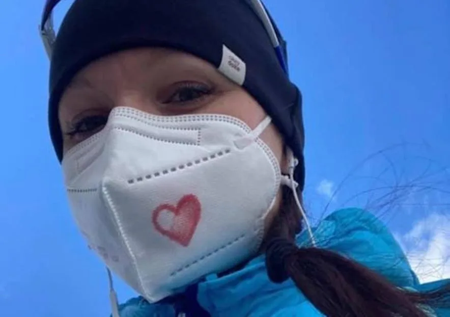 Respirátory nejen zdravotníků zdobí srdíčka. Jde o nesouhlas s demonstracemi a dezinformacemi