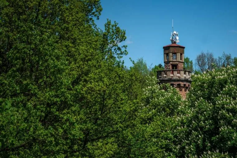 Rozhledna nad Frýdlantem nabízí výhled na zámek i Jizerky