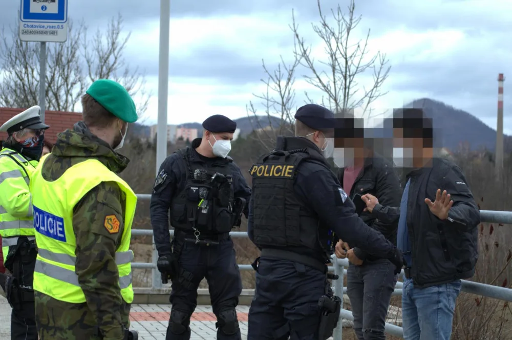 Policisté na stanovišti u Nového Boru v osobáku našli tři nelegální migranty ze Sýrie
