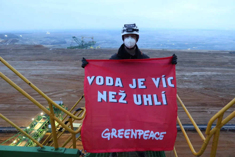 Aktivisté z Greenpeace zablokovali rypadlo v dole Turów. Krade vodu z českého území, vadí jim