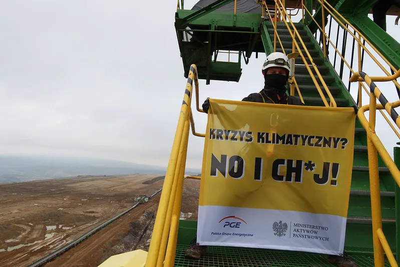 Aktivisté z Greenpeace zablokovali rypadlo v dole Turów. Krade vodu z českého území, vadí jim