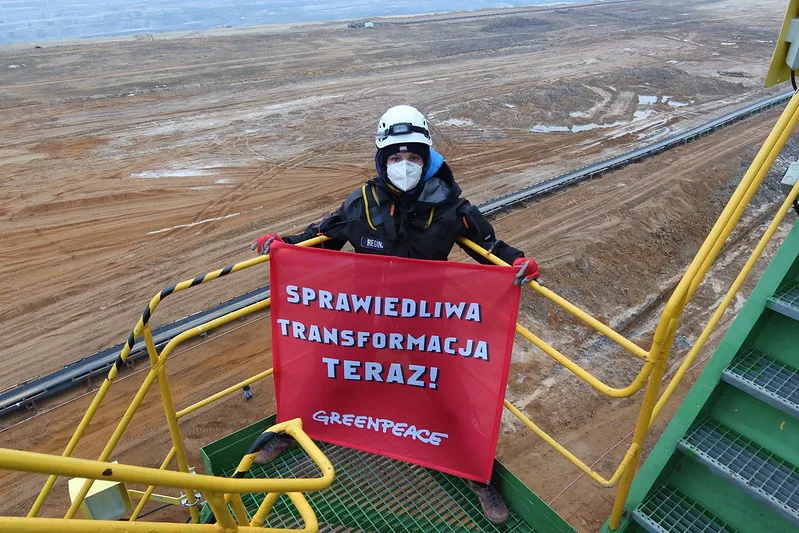 Aktivisté z Greenpeace zablokovali rypadlo v dole Turów. Krade vodu z českého území, vadí jim
