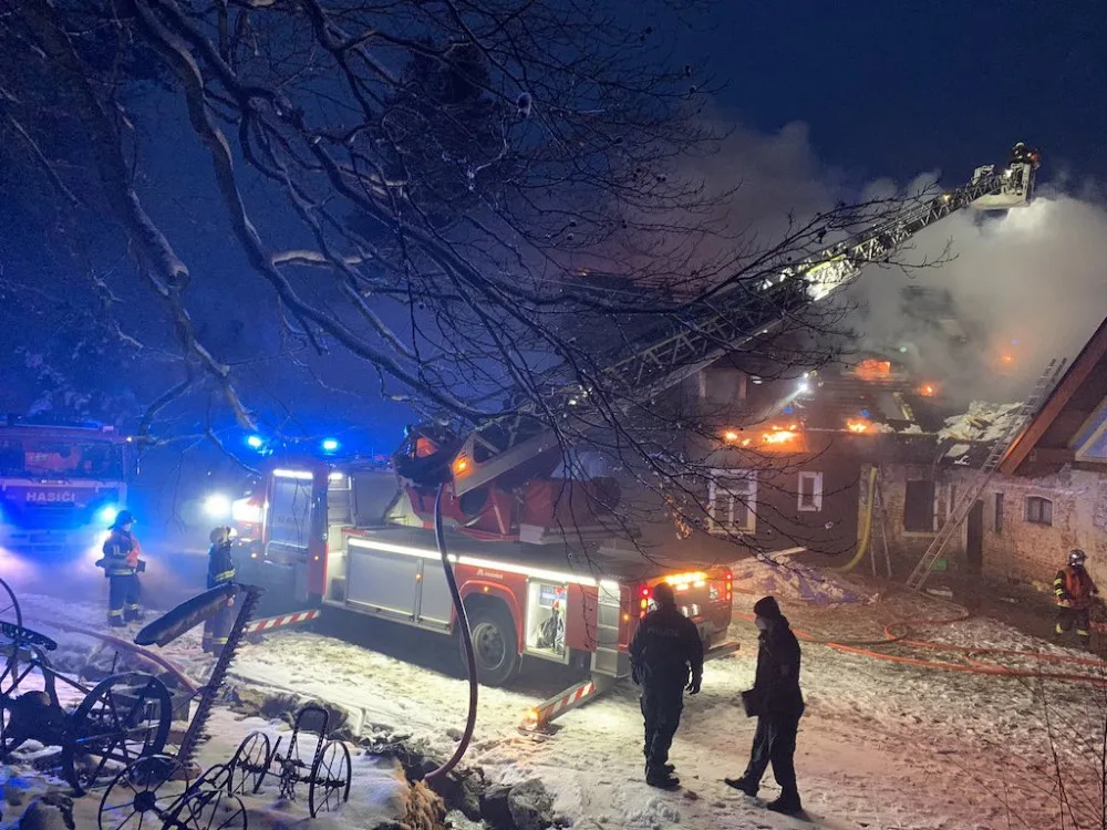 Hasiči zasahují u požáru domu v Hořeních Pasekách