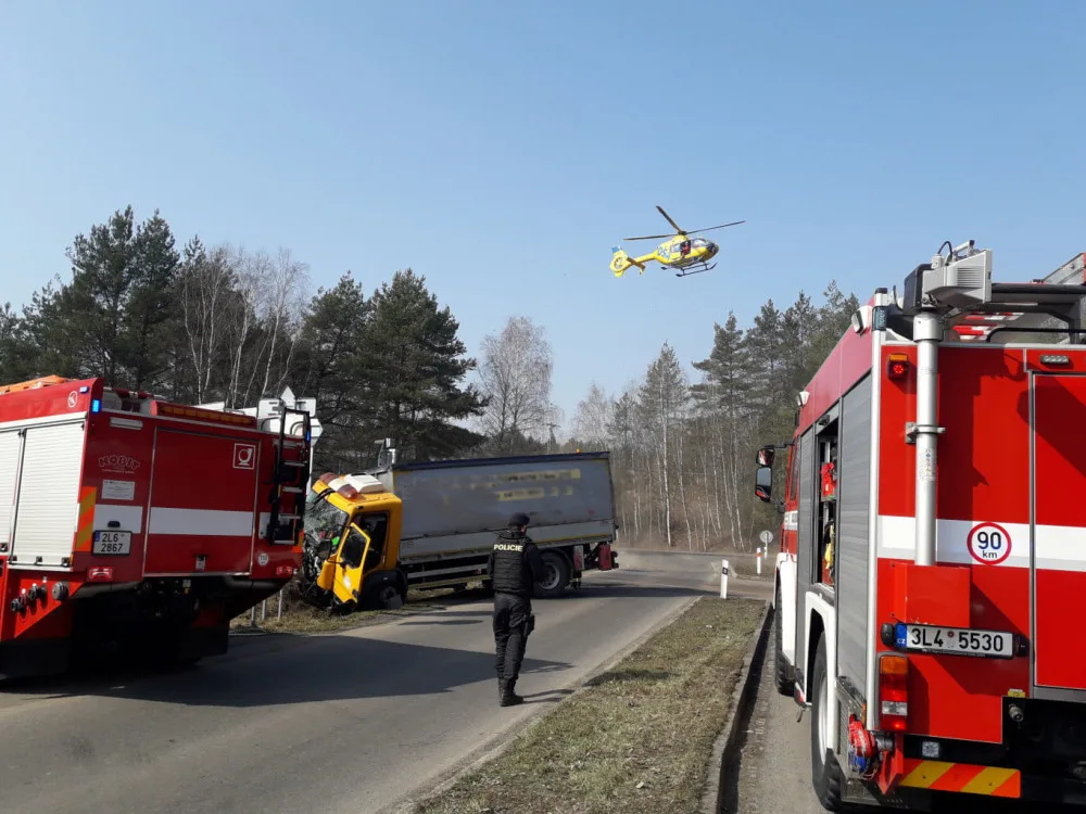 Srážka náklaďáku s vlakem u Sosnové. Při nehodě se zranili tři lidé