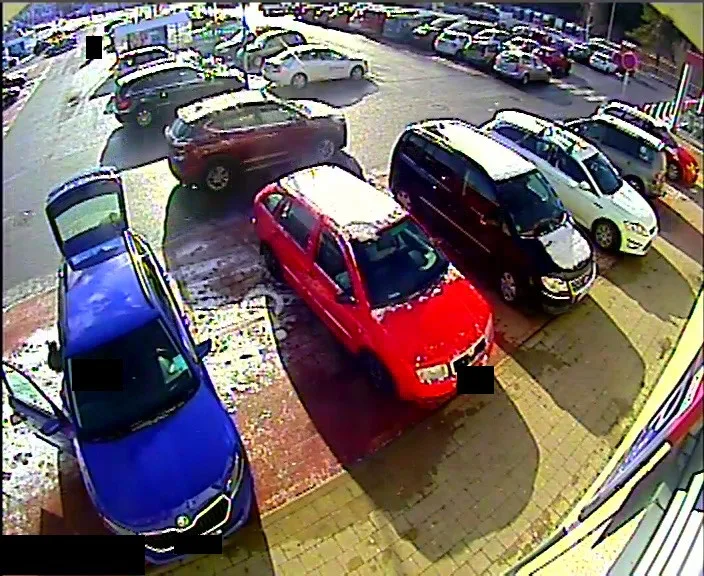 Řidič u Kauflandu naboural jiné auto a ujel. Zachytily ho kamery