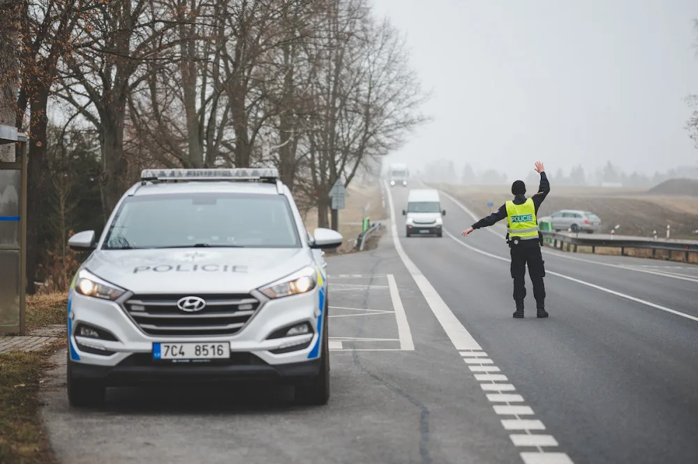 Jaká opatření budou platit od pondělí? Skončí kontroly na hranicích okresů, otevřou se některé obchody