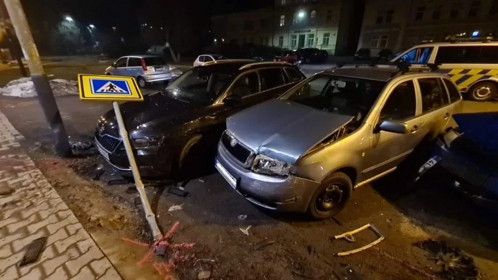 Řidič při nehodě na náměstí ve Smržovce poničil tři auta. Pak ujel a hledá ho policie