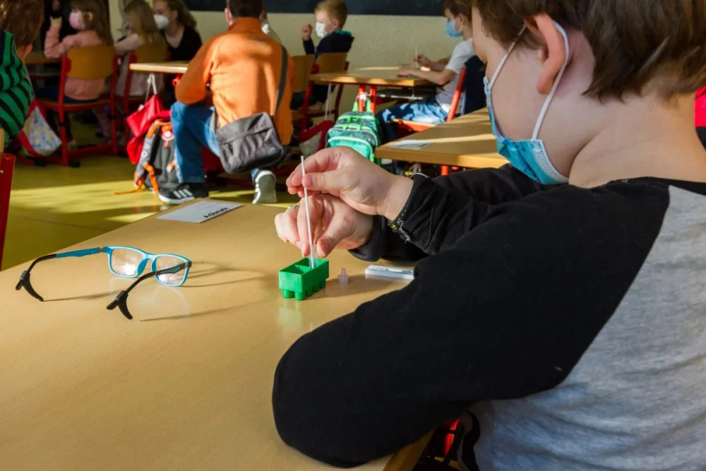 Ředitel Waldorfské školy v Semilech netrvá na testování, město zvažuje jeho odvolání