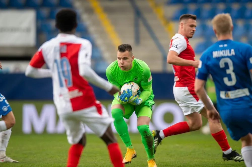 Slovan opět neskóroval a prohrál se Slavií gólem z penalty. Poháry se vzdalují