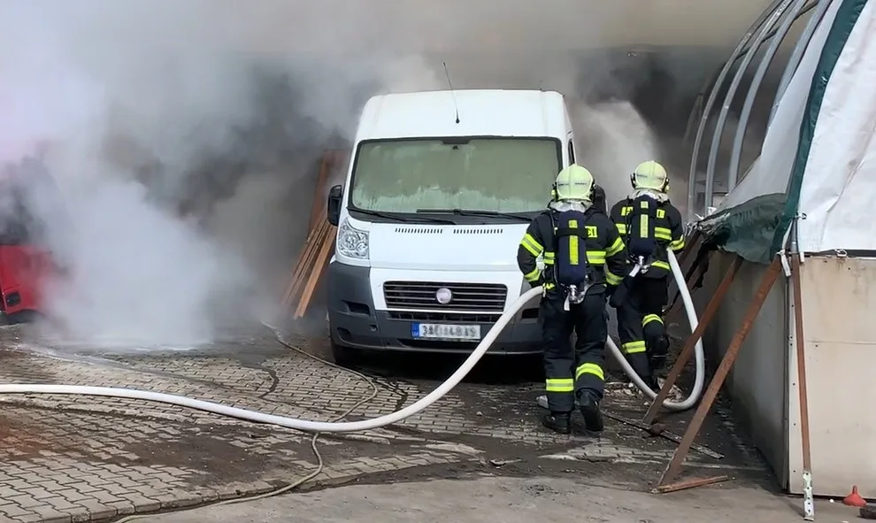 Mohutný černý dým v Jablonci. Požár přístřešku se rozšířil na dodávku a náklaďák