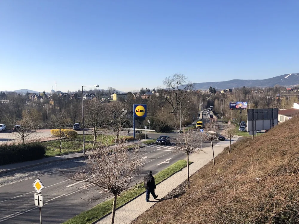 Komplikace u pavlovického Lidlu. Město bude opravovat křižovatku, dostane semafory