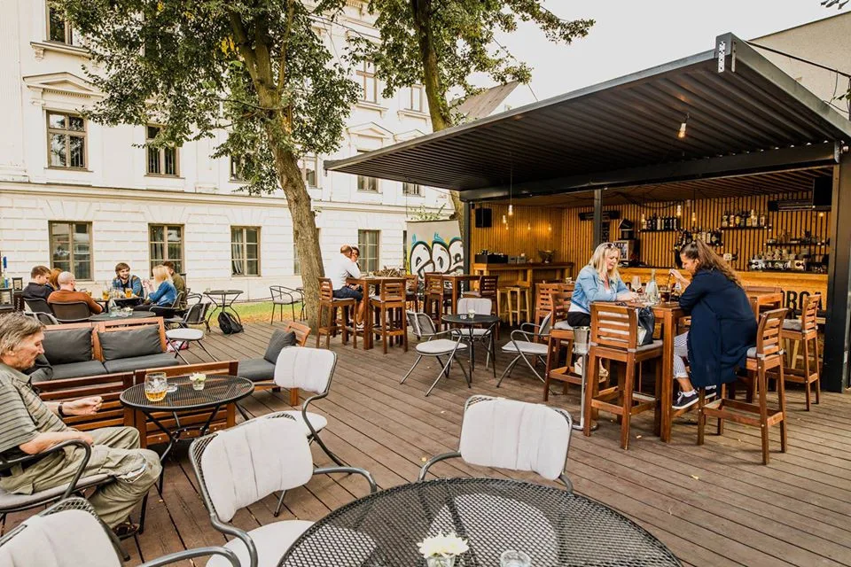 Příští týden se otevřou zahrádky restaurací, ve školách skončí rotace