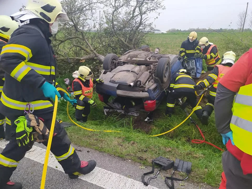 Vážná nehoda u Habartic. Řidič s autem přerazil strom