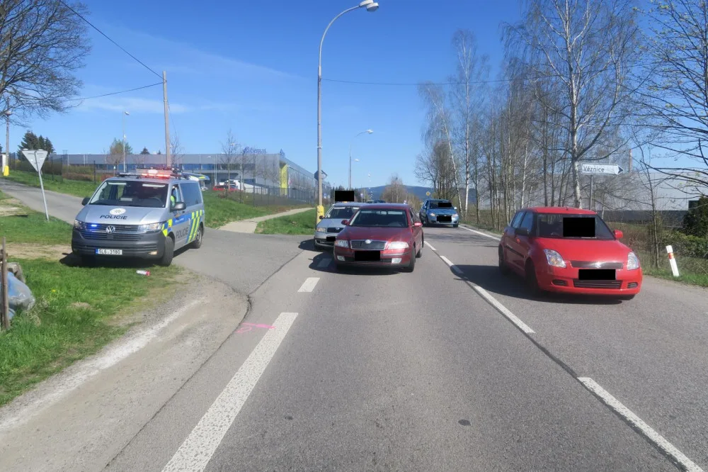Žena vběhla do silnice mimo přechod, způsobila nehodu. Z místa odešla, hledá ji policie