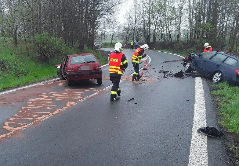 Nehoda u Mníšku. Při srážce dvou aut se zranili čtyři lidé