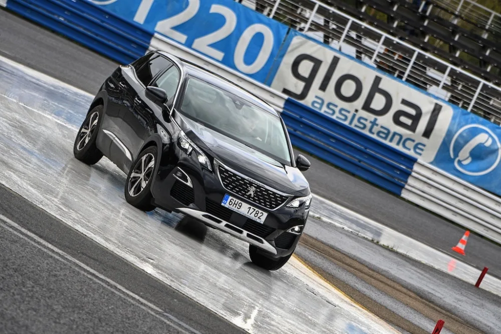 Mladí řidiči trénují bezpečnou jízdu na autodromu v Sosnové