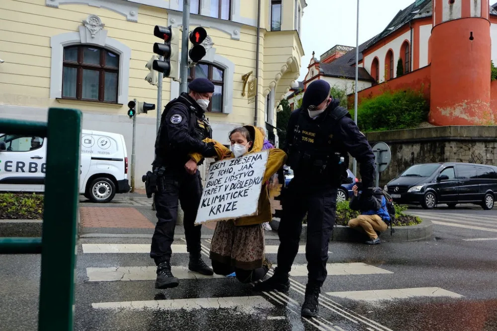 Zablokovala Šalďák kvůli klimatické krizi, odvlekla ji policie. Bojím se o nás, řekla