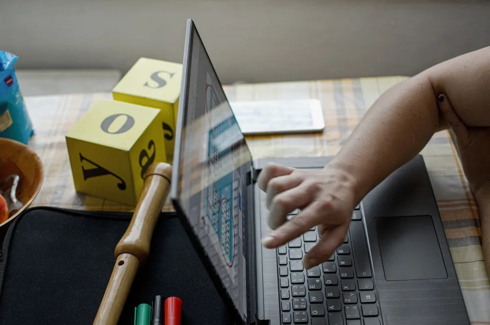 Na online výuce chyběl 185 hodin. Otci žáka hrozí vězení