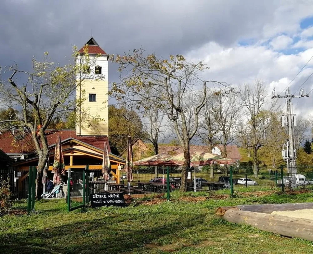 Pěšky, na kole i autem. Rozhledna Rašovka láká na krásné výhledy