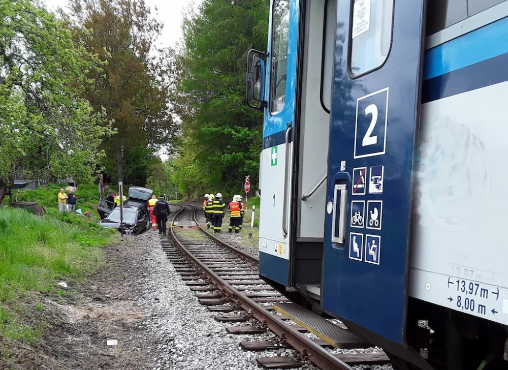 Auto u Lomnice vjelo na přejezdu přímo pod vlak, tři zranění