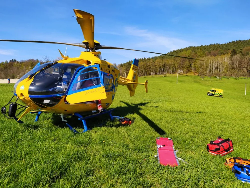 Na cyklistu na Hrubé Skále spadl strom. Do nemocnice ho transportoval vrtulník
