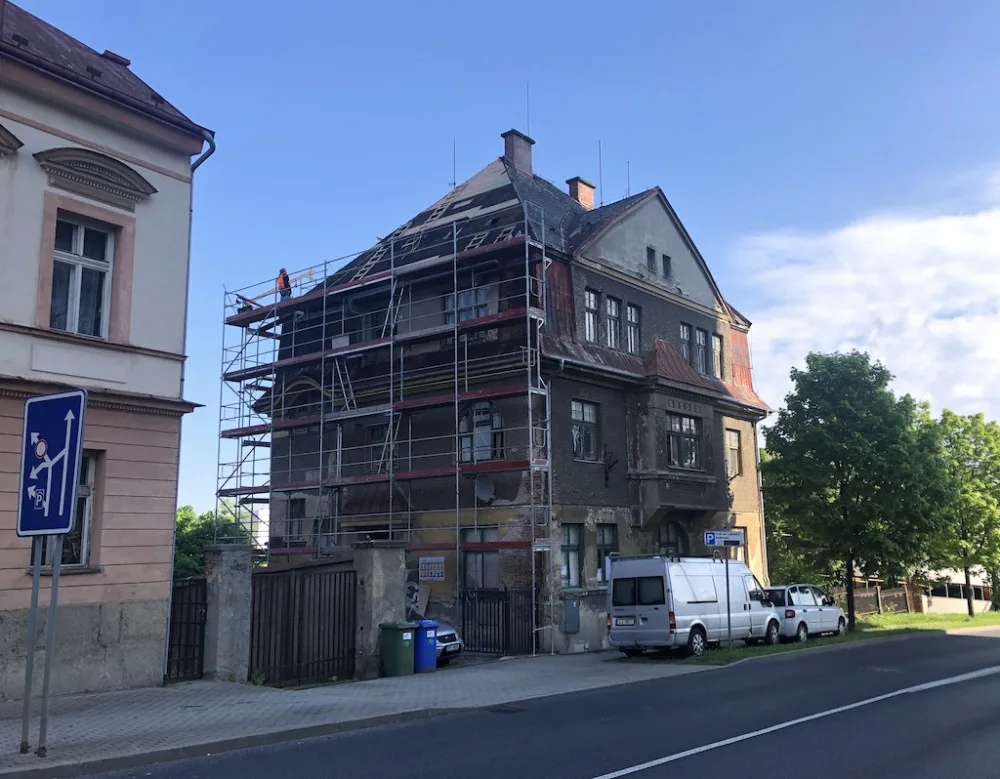 Město opravuje sto let starý dům na Horákovce. Budou zde sociální byty