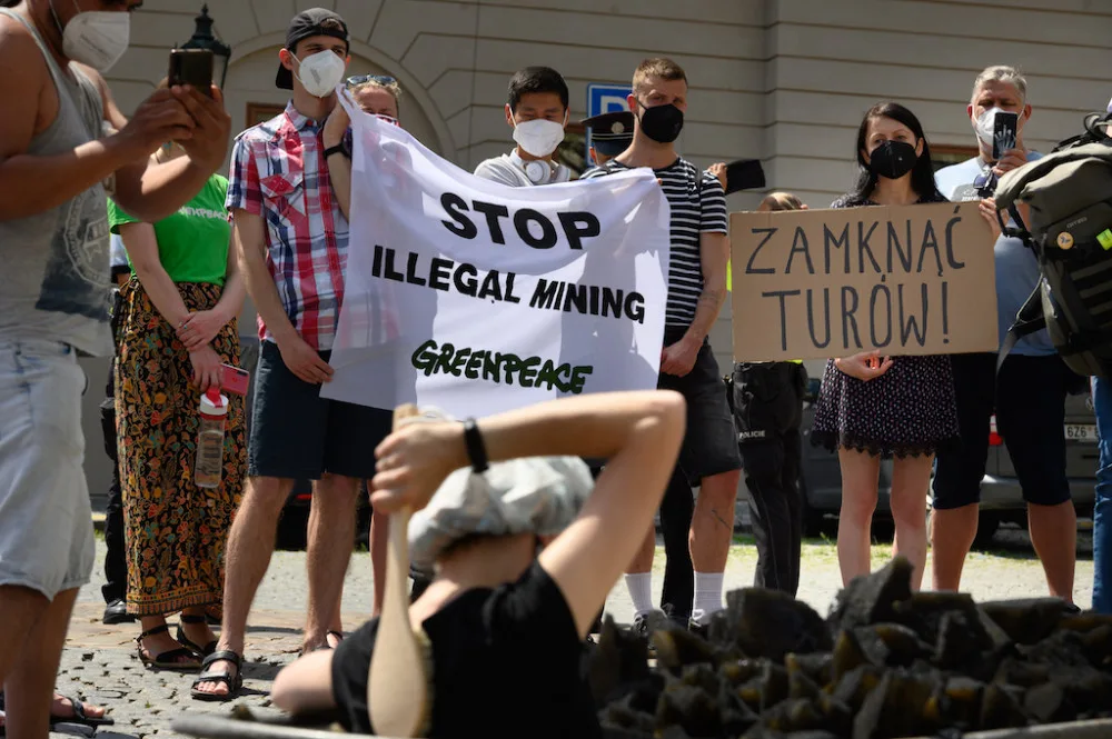 Proti pokračující těžbě se prostestovalo v Praze.