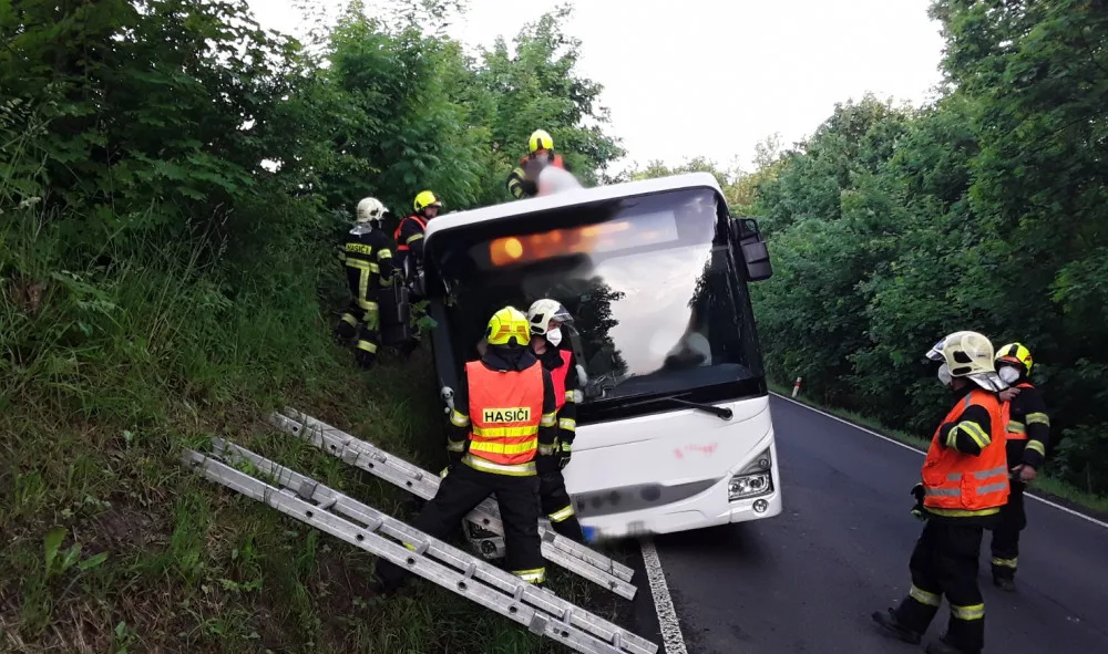 Autobus skončil na boku, uvnitř uvěznil třiadvacet cestujících