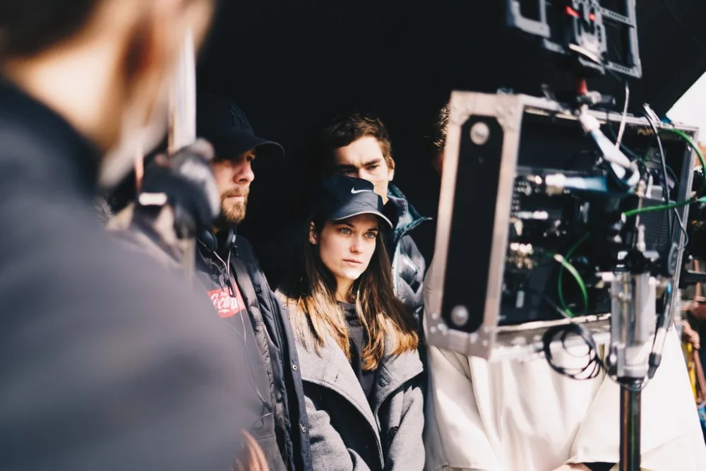 Mladí filmaři z FAMU natáčí snímek s Judit Bárdos. Kvůli koronaviru shání finance na dotočení
