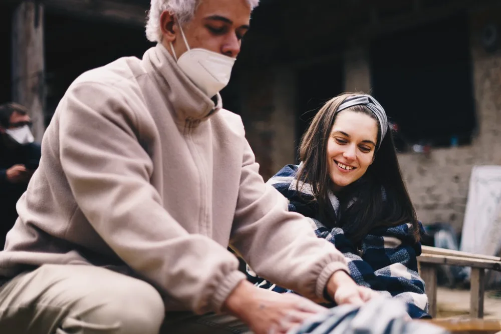 Mladí filmaři z FAMU natáčí snímek s Judit Bárdos. Kvůli koronaviru shání finance na dotočení