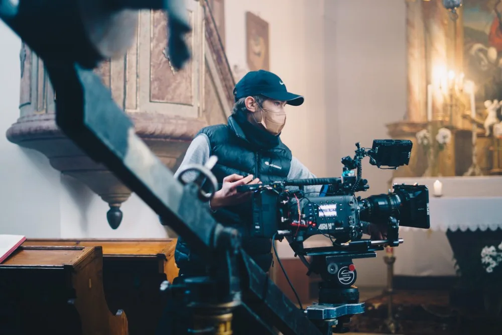 Mladí filmaři z FAMU natáčí snímek s Judit Bárdos. Kvůli koronaviru shání finance na dotočení