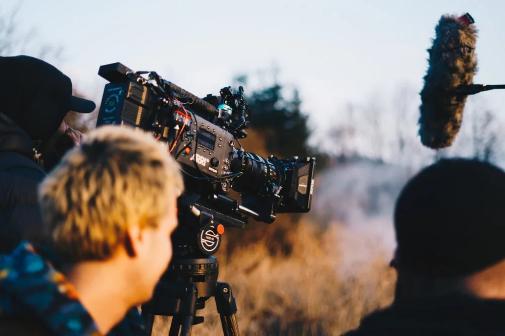 Mladí filmaři z FAMU natáčí snímek s Judit Bárdos. Kvůli koronaviru shání finance na dotočení