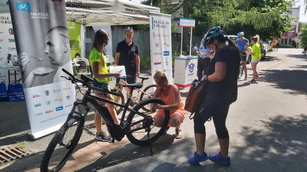 Na kole jen s přilbou na liberecké cyklostezce