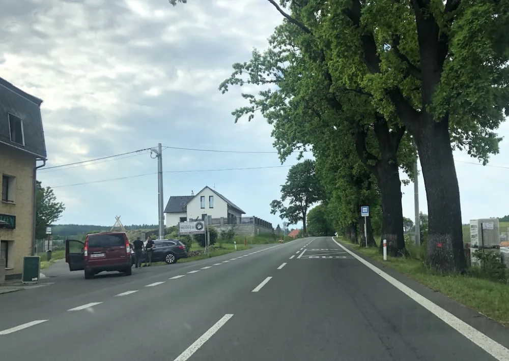 Zpomalte, varovaly řidiče ve Studánce nové značky. Teď jsou pryč