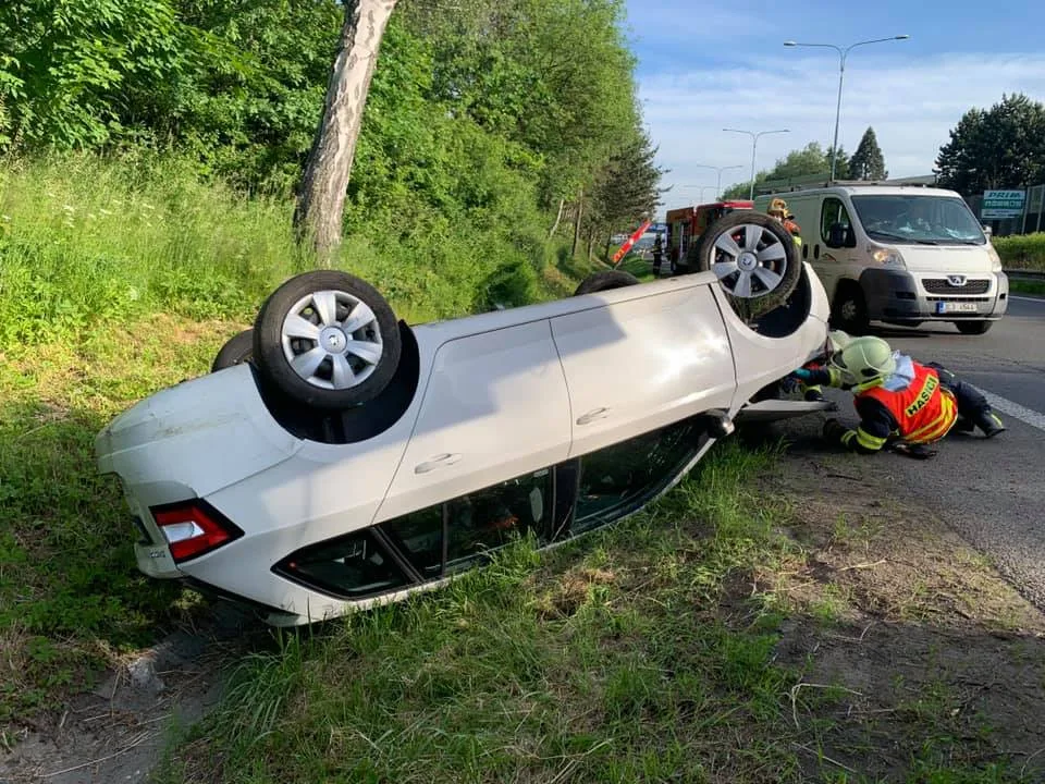 Nákladní auto na průtahu Libercem naráželo zezadu do Fabie, ta se převrátila na střechu