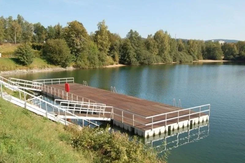 Vandal poničil molo na jablonecké přehradě. U lávky ulomil zábradlí