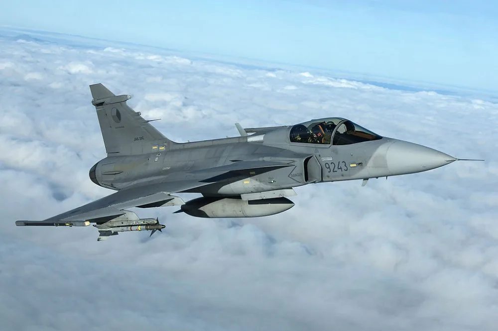 Nízko nad Libercem proletí gripeny. Připomenou Den ozbrojených sil