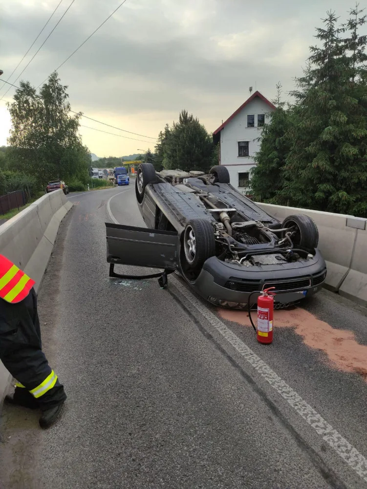 Mladý řidič ve vysoké rychlosti narazil do betonového svodidla. Auto otočil na střechu