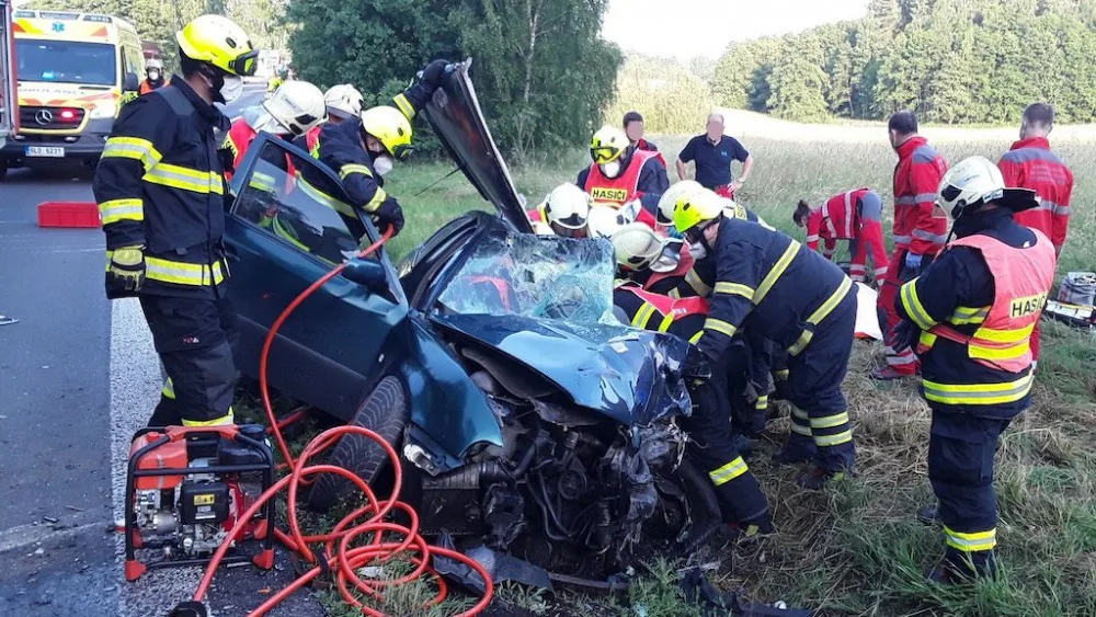 Vážná nehoda u Jablonného. Kamion se čelně střetl s autem, řidič je v kritickém stavu