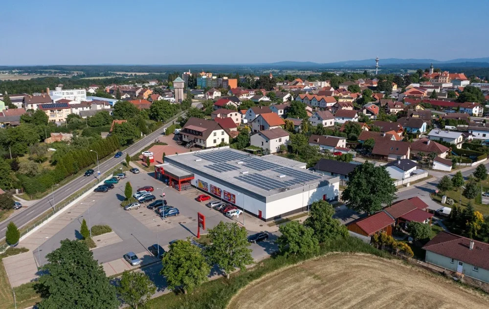 Poptávka po fotovoltaice stále roste. E.ON instaluje solární panely na prodejny Penny Market po celém Česku