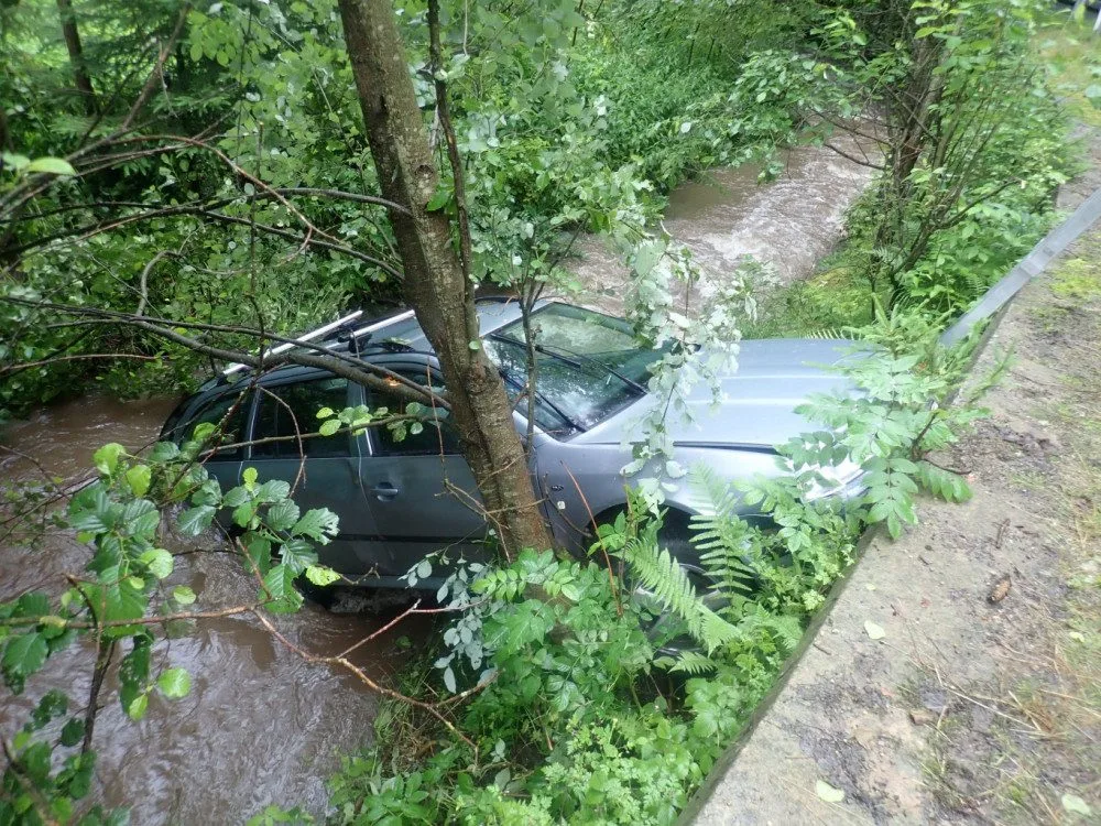 Škodovka se zřítila do potoka, řidiče odvezli záchranáři do nemocnice