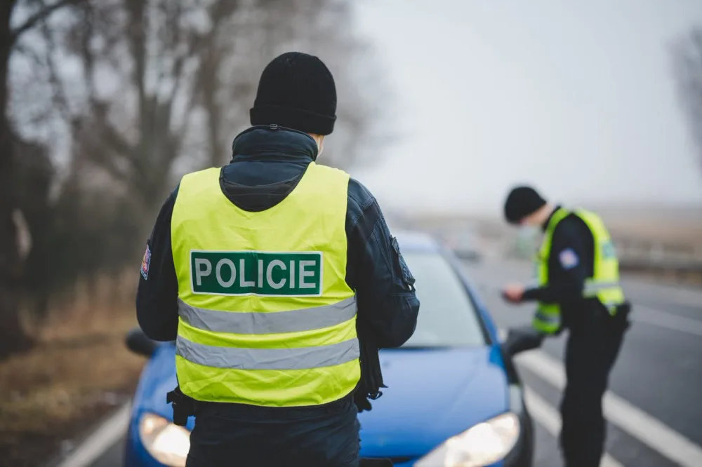Policisté pátrají po černém SUV. Srazilo se s motorkou, řidič ujel