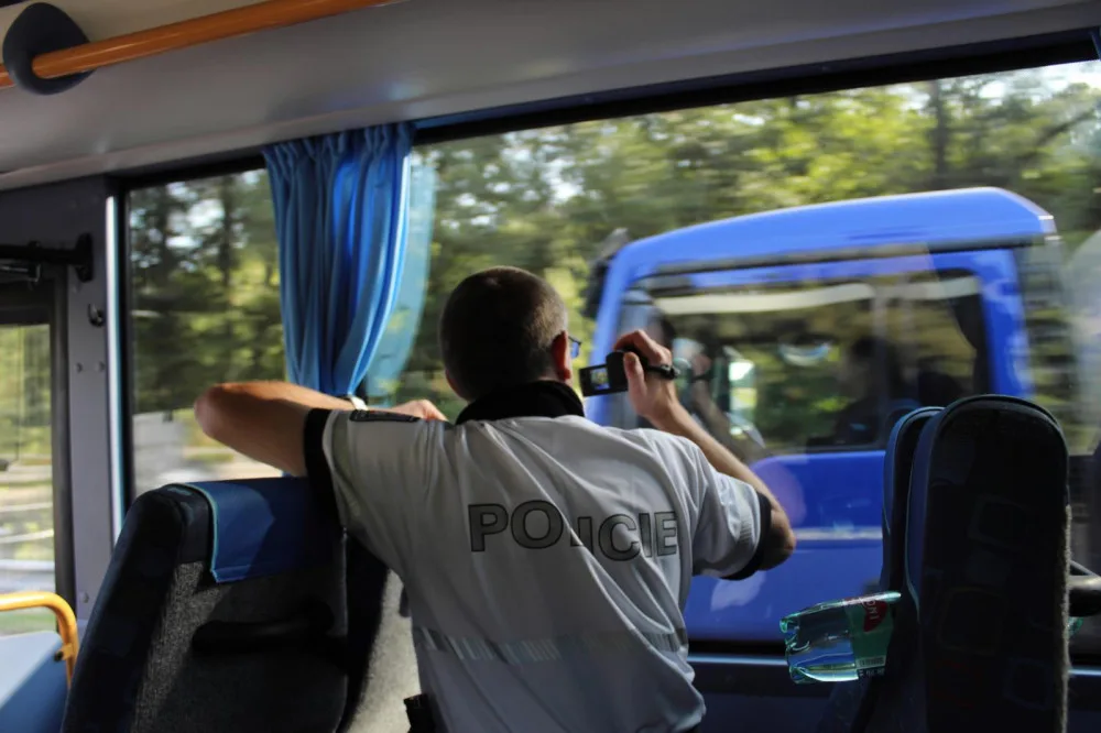 Policisté kontrolovali řidiče ze speciálního autobusu. Odhalili čtyřicet přestupků