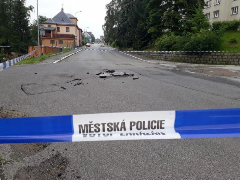 V Jablonci sčítají škody po noční bouři, půjdou do milionů