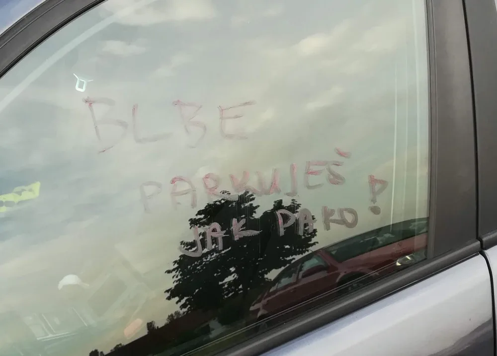 Blbe, parkuješ jako pako! Žena si vybila frustraci, nemohla vyjet z parkoviště