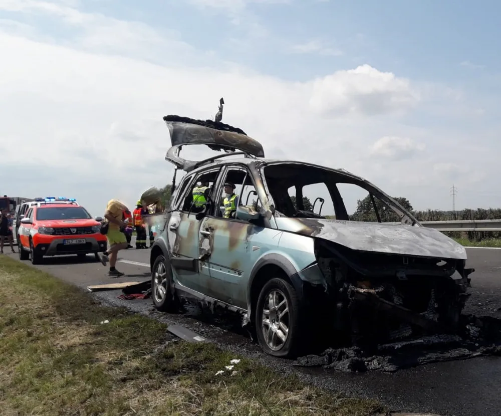 Na dálnici u Turnova shořelo auto. Popáleného člověka transportoval vrtulník do nemocnice