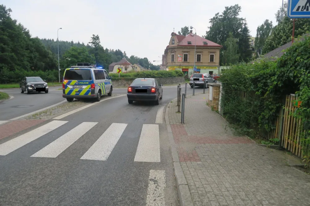 Žena na elektrokole bourala po najetí na chodník. Při pádu jí praskla helma